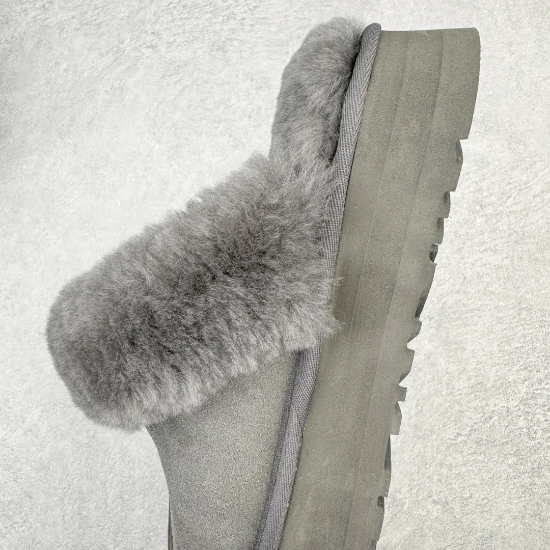 Pick up locally 💰520 UGG 2550 Star thick-soled autumn and winter sheep fur integrated snow boots. All shoes are made from ZP. Longfeng A-grade Australian imported sheep fur integrated brand OEM production line. Fully follow the ZP process. OEM original pattern maker adheres to the principle of no original shoes and no development selection. Pay attention to every detail. The most authentic TREADLITE "light wing" technology outsole on the market. Lightweight/durable/flexible/pile size: 35 36 37 38 39 40 Coding: by2936060